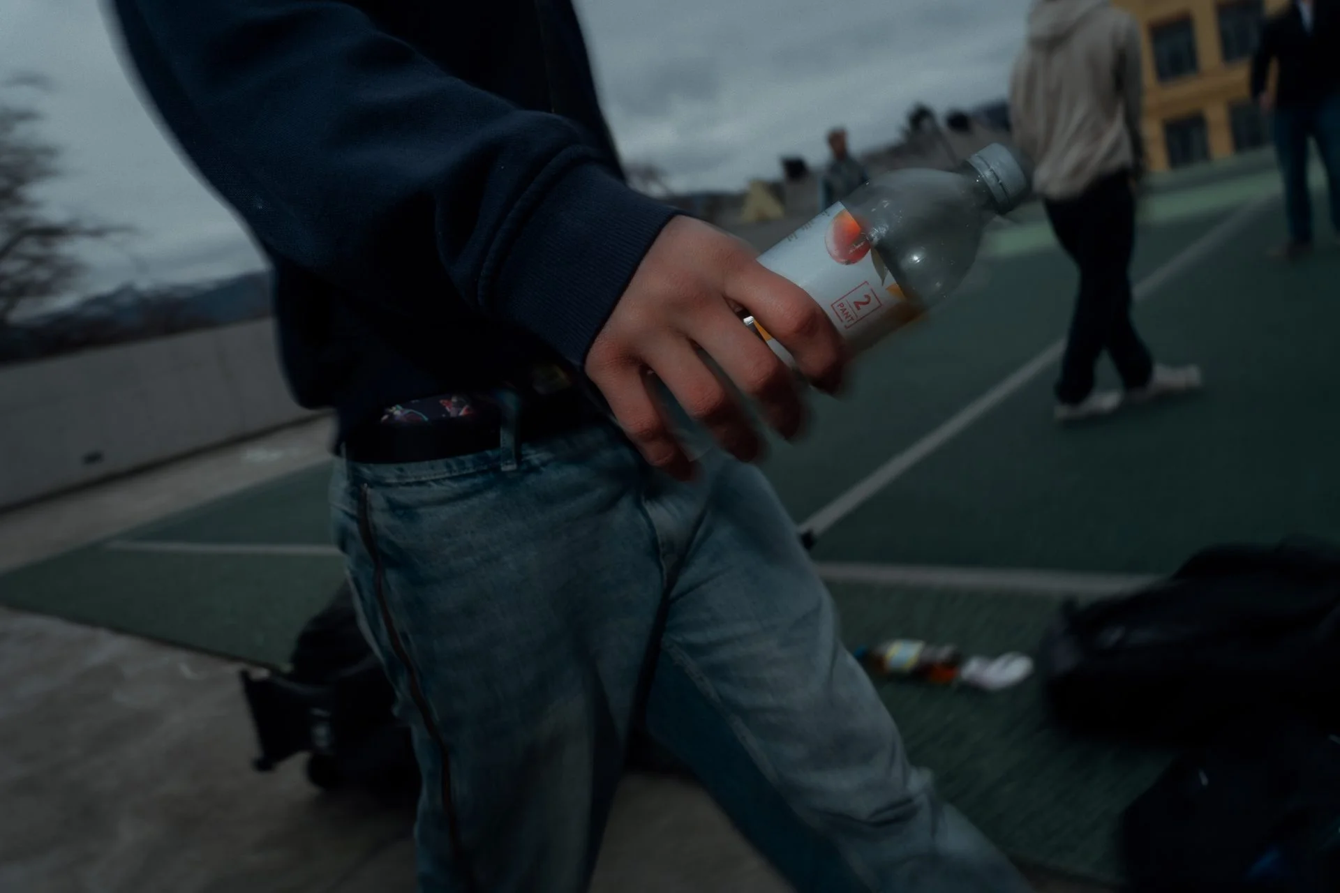 Person holder en flaske i bevegelse i et anlegg