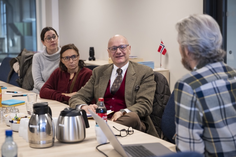 Tre mennesker får høre om pantesystemet fra Kjell Olav Maldum