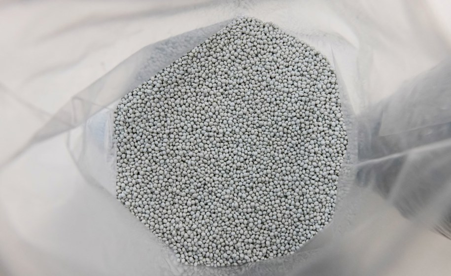 Bilde til Closed loop material reuse vs. bottle reuse systems